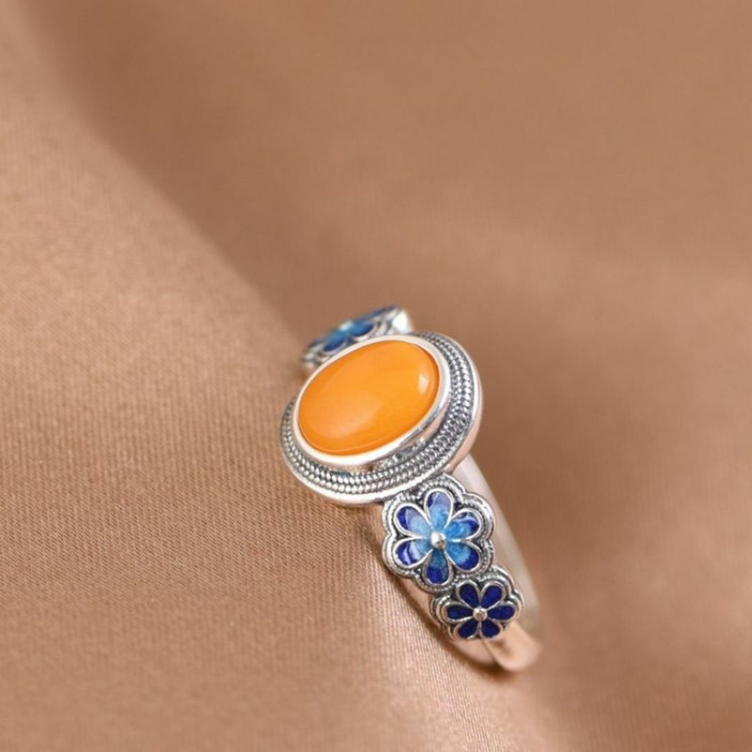 琥珀のリング - 琥珀の温かみと七宝焼の輝きが絶妙にマッチ R224 レディースのアクセサリー(リング(指輪))の商品写真