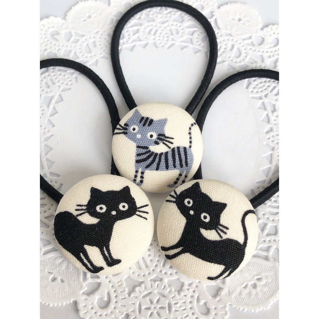 黒猫&サバトラちゃん ヘアゴム 3個セット ハンドメイドのアクセサリー(ヘアアクセサリー)の商品写真
