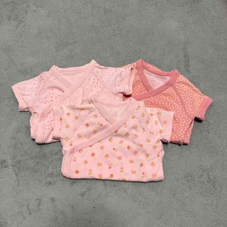 ユニクロ(UNIQLO)のユニクロ前開きロンパース３枚セット　60㎝　半袖　肌着　ピンク　女の子(肌着/下着)