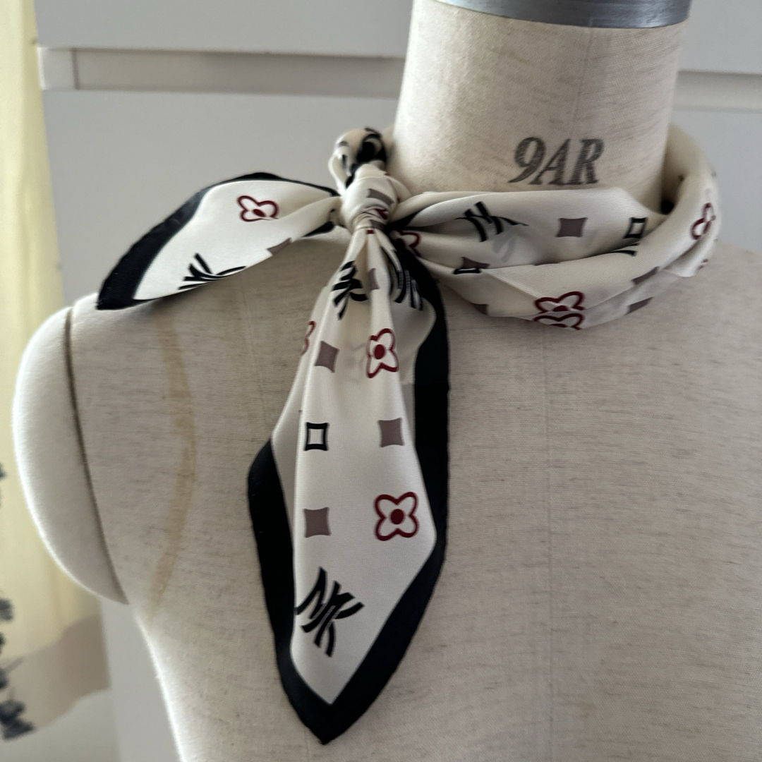 MK MICHEL KLEIN(エムケーミッシェルクラン)のミッシェルクラン　スカーフ　小さめ レディースのファッション小物(バンダナ/スカーフ)の商品写真