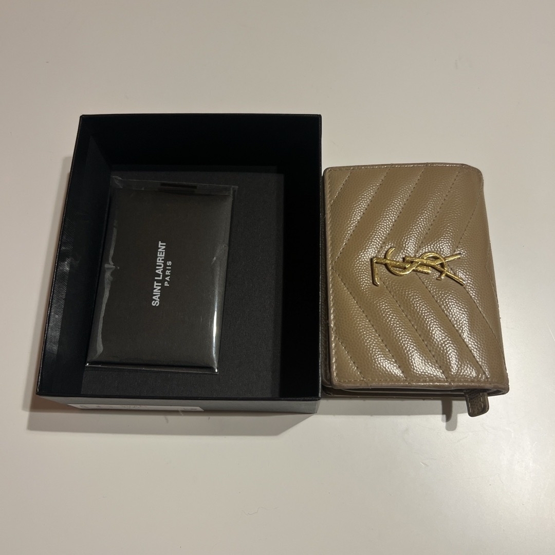 Yves Saint Laurent(イヴサンローラン)のysl サンローラン　二つ折り財布 レディースのファッション小物(財布)の商品写真