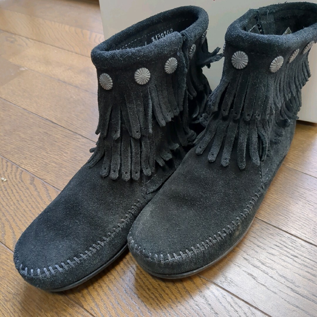 Minnetonka(ミネトンカ)のミネトンカ　フリンジブーツ　黒　6  23   ハイカット　MINNETONKA レディースの靴/シューズ(ブーツ)の商品写真