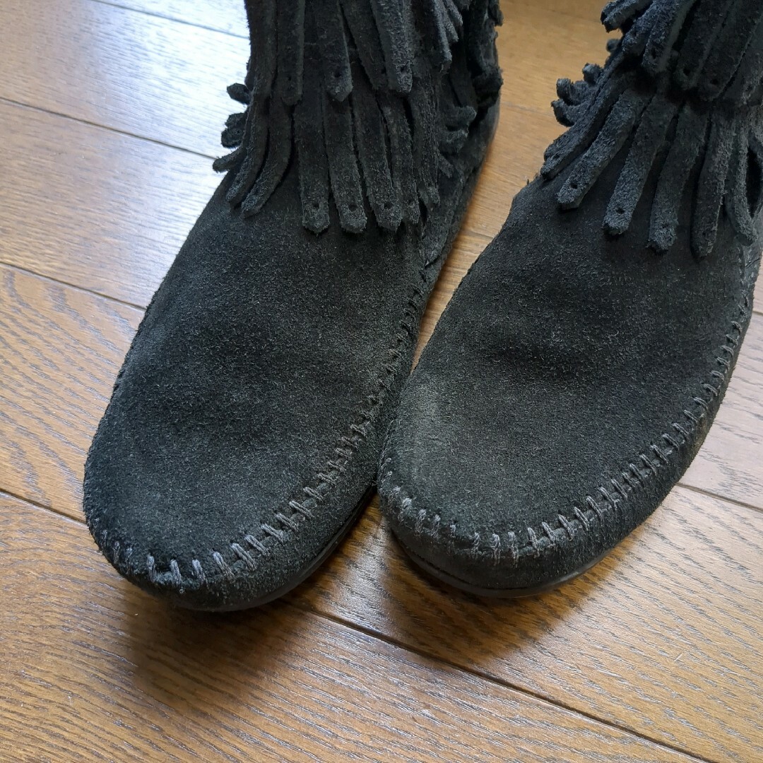 Minnetonka(ミネトンカ)のミネトンカ　フリンジブーツ　黒　6  23   ハイカット　MINNETONKA レディースの靴/シューズ(ブーツ)の商品写真