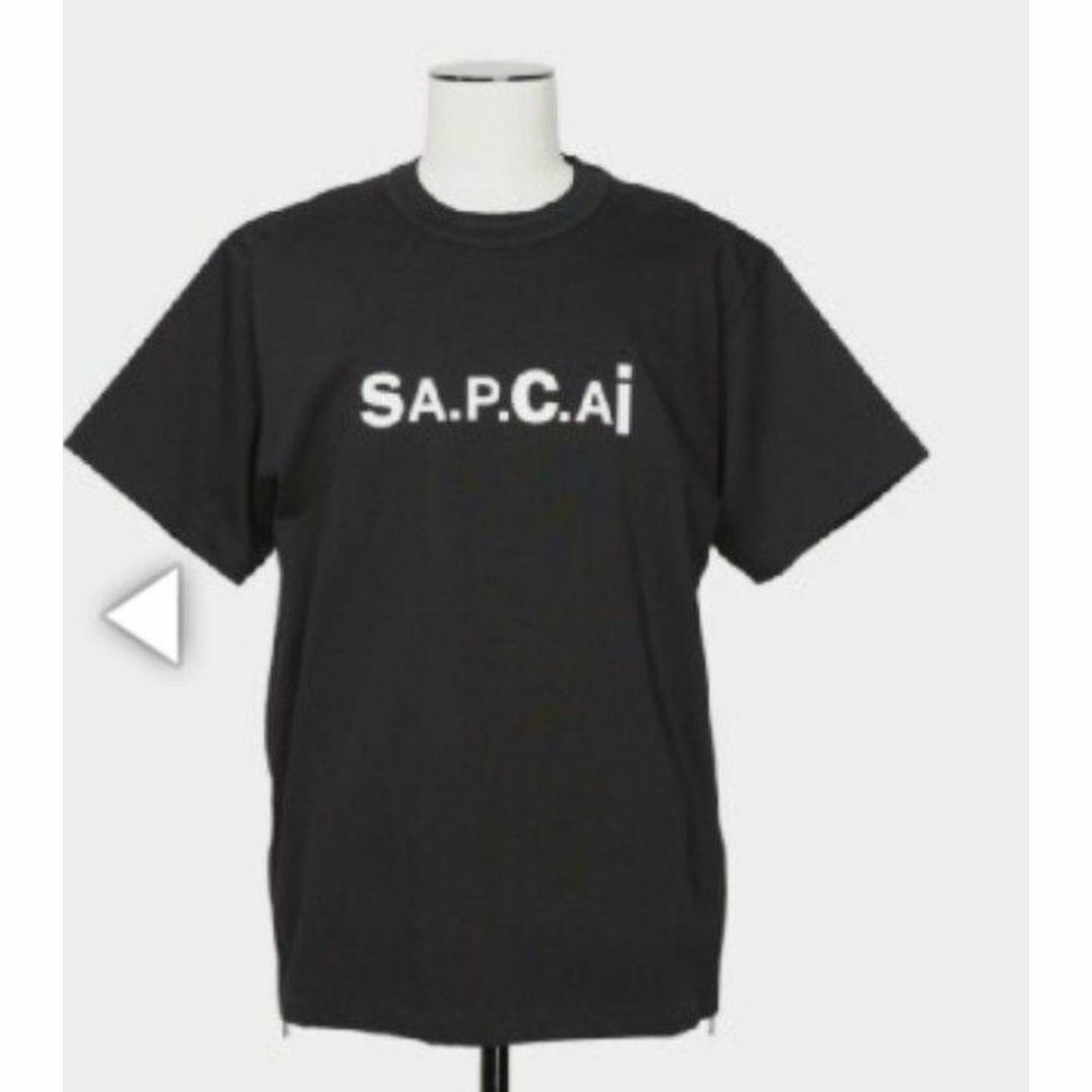 sacai(サカイ)の【A.P.C.× SACAI 】ロゴ Tシャツ 　黒 　サイドジップ 　KIYO メンズのトップス(Tシャツ/カットソー(半袖/袖なし))の商品写真