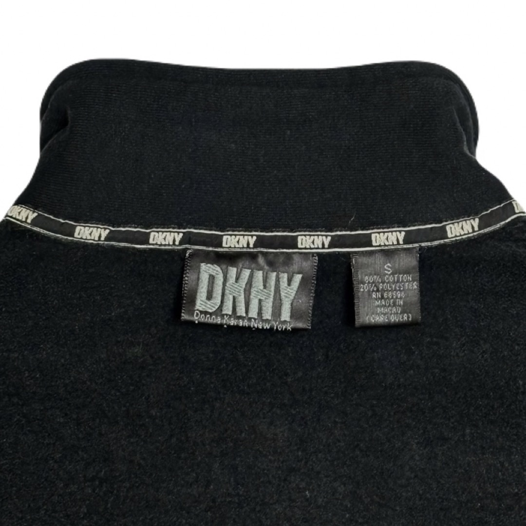 DKNY(ダナキャランニューヨーク)のDKNY【ビッグシルエット】ハーフジップロゴスウェットシャツ メンズのトップス(スウェット)の商品写真