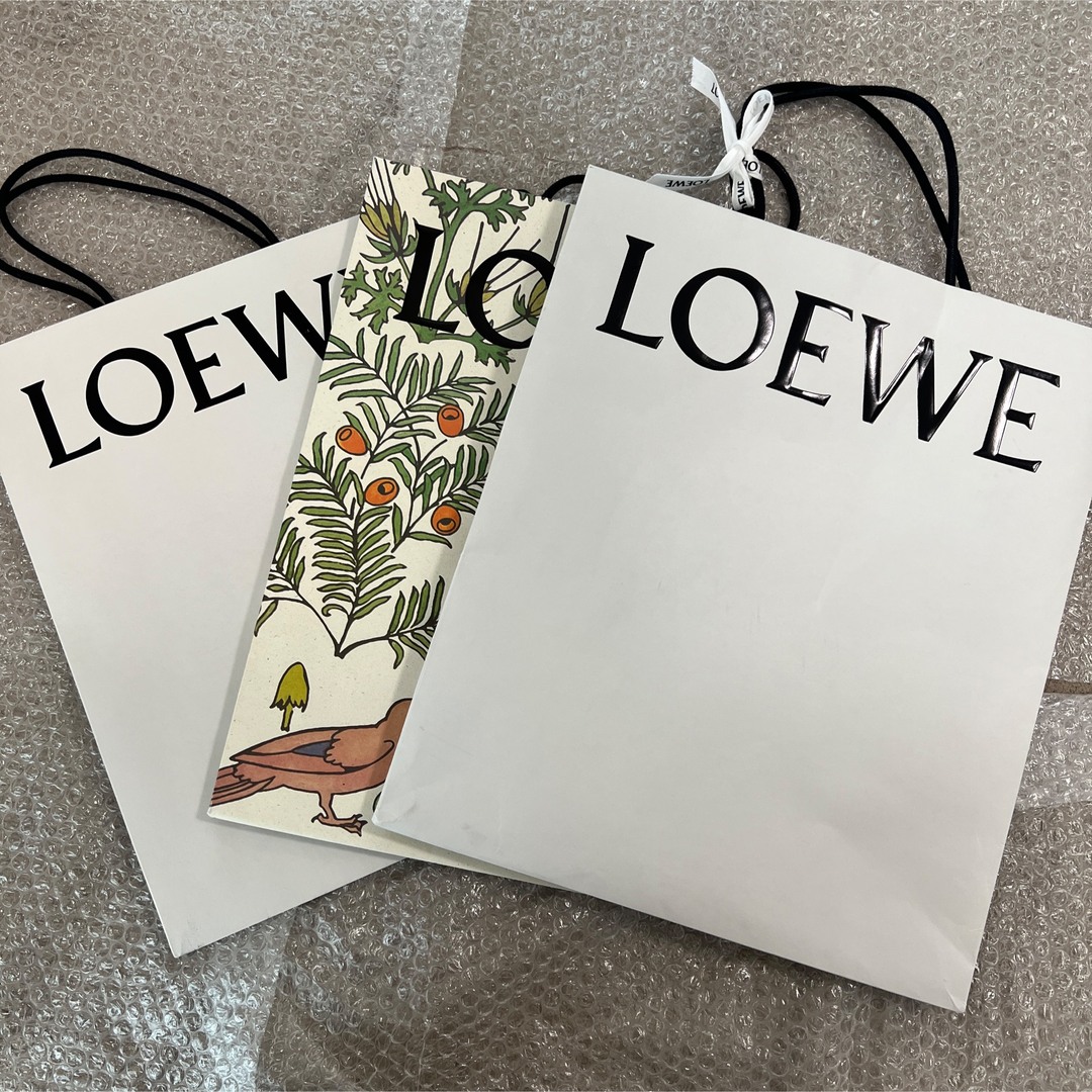 LOEWE(ロエベ)のロエベ LOEWE ショッパー 紙袋 大 中 ホリデー 定番 3枚 まとめ売り インテリア/住まい/日用品のインテリア小物(その他)の商品写真