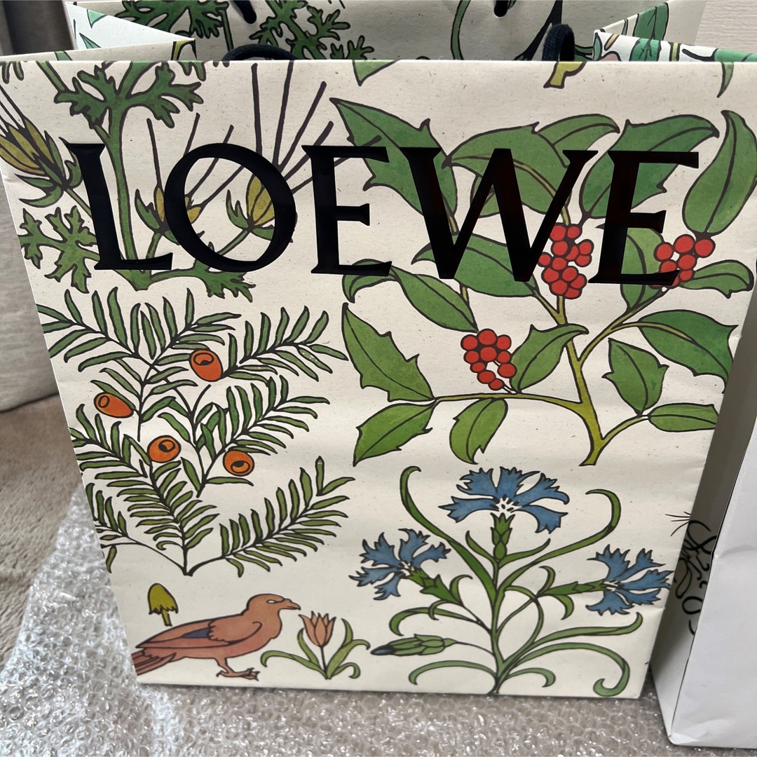 LOEWE(ロエベ)のロエベ LOEWE ショッパー 紙袋 大 中 ホリデー 定番 3枚 まとめ売り インテリア/住まい/日用品のインテリア小物(その他)の商品写真