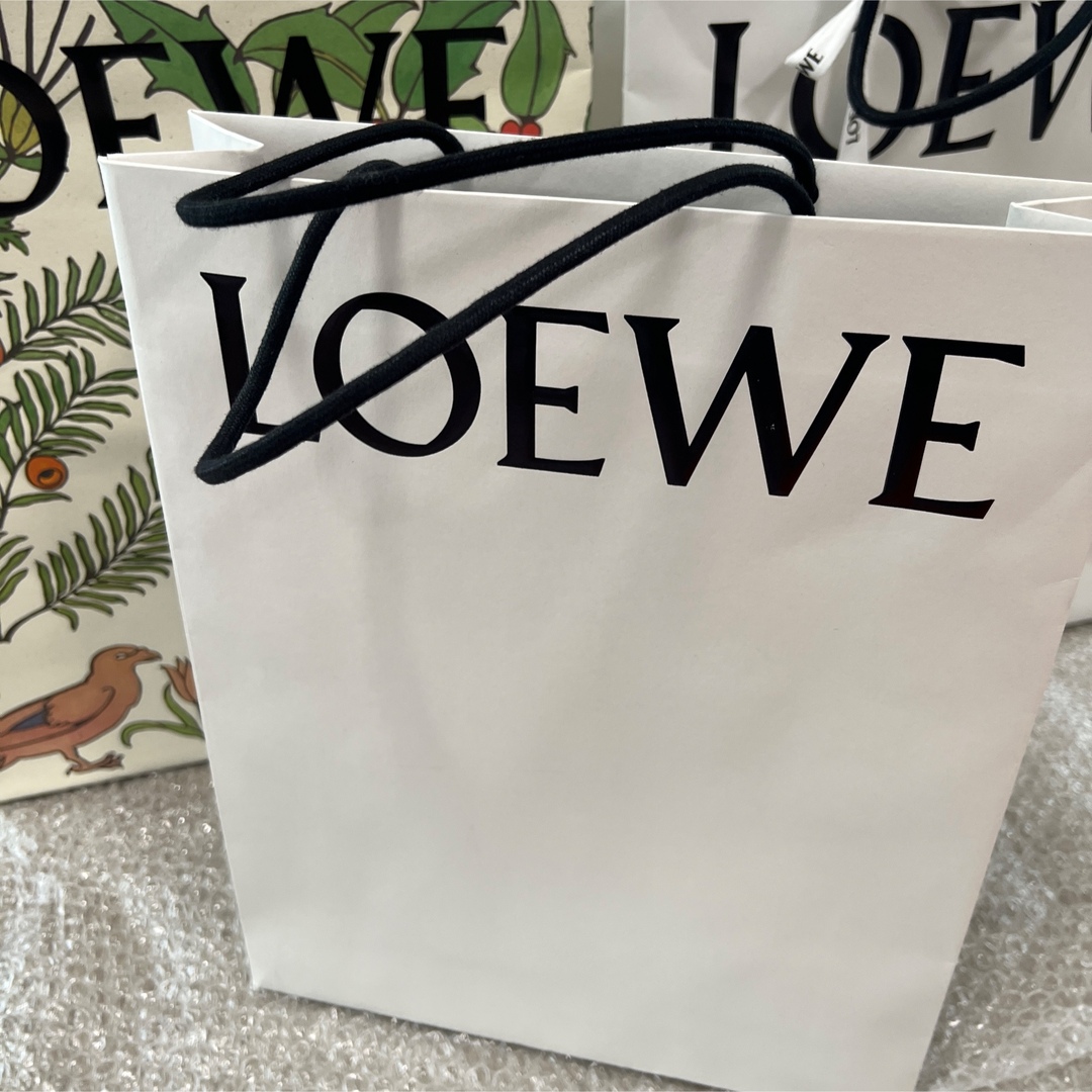 LOEWE(ロエベ)のロエベ LOEWE ショッパー 紙袋 大 中 ホリデー 定番 3枚 まとめ売り インテリア/住まい/日用品のインテリア小物(その他)の商品写真