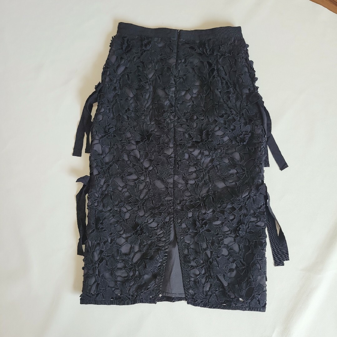 deicy(デイシー)のデイシー サイドリボンレースタイトスカート 黒 0(S) 花柄モチーフ レディースのスカート(ひざ丈スカート)の商品写真