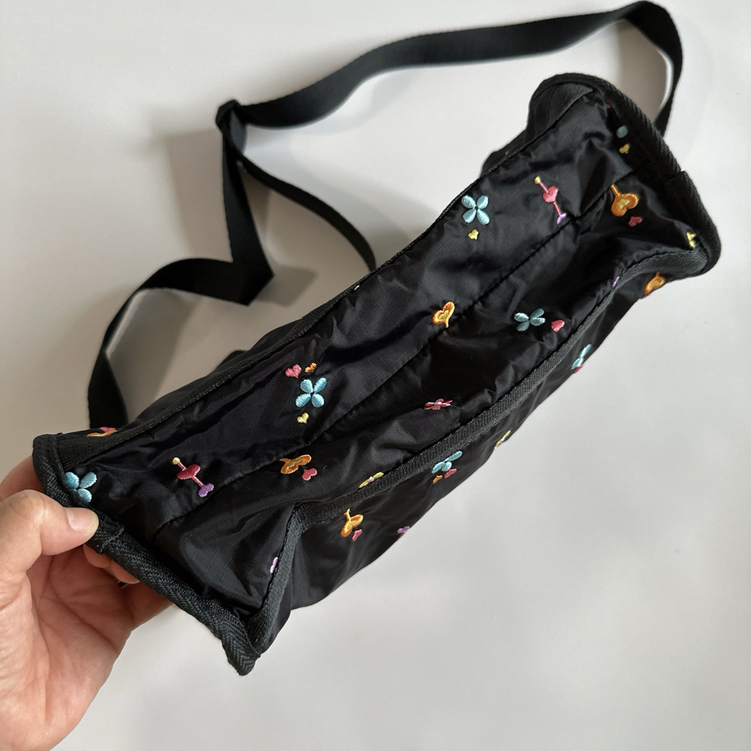 LeSportsac(レスポートサック)の美品　レスポートサックショルダーバッグ　刺繍　黒　ハート　花 レディースのバッグ(ショルダーバッグ)の商品写真