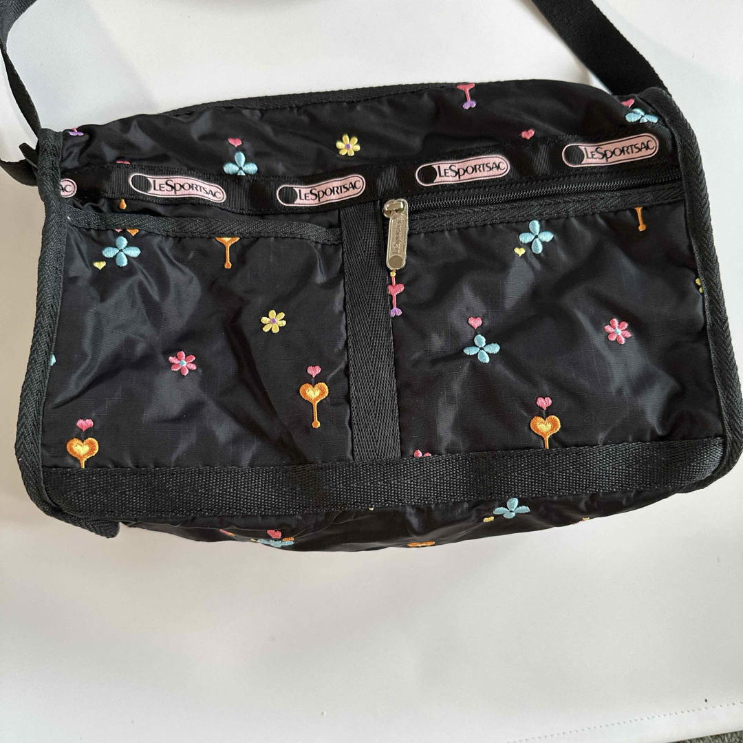 LeSportsac(レスポートサック)の美品　レスポートサックショルダーバッグ　刺繍　黒　ハート　花 レディースのバッグ(ショルダーバッグ)の商品写真