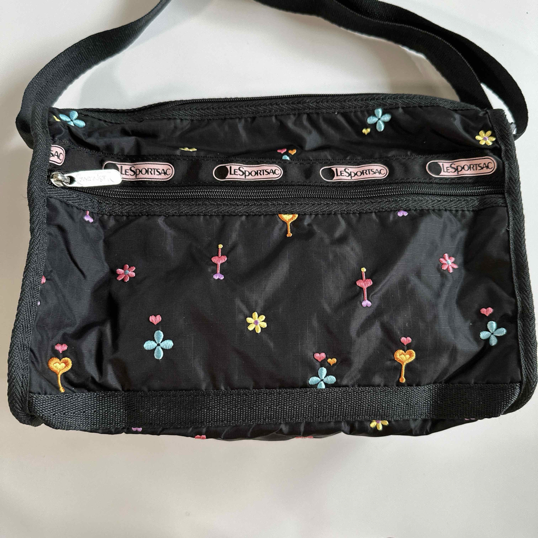 LeSportsac(レスポートサック)の美品　レスポートサックショルダーバッグ　刺繍　黒　ハート　花 レディースのバッグ(ショルダーバッグ)の商品写真