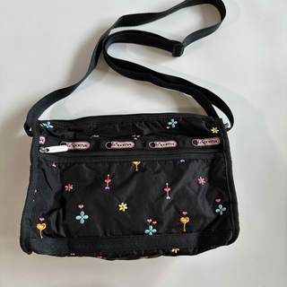 レスポートサック(LeSportsac)の美品　レスポートサックショルダーバッグ　刺繍　黒　ハート　花(ショルダーバッグ)