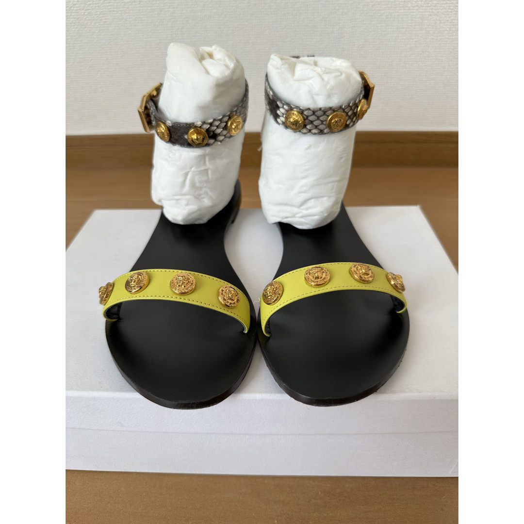 VERSACE(ヴェルサーチ)のVersaceゴールドメダル付き黄色サンダル/ヘビ革・牛革/サイズ37.5 レディースの靴/シューズ(サンダル)の商品写真