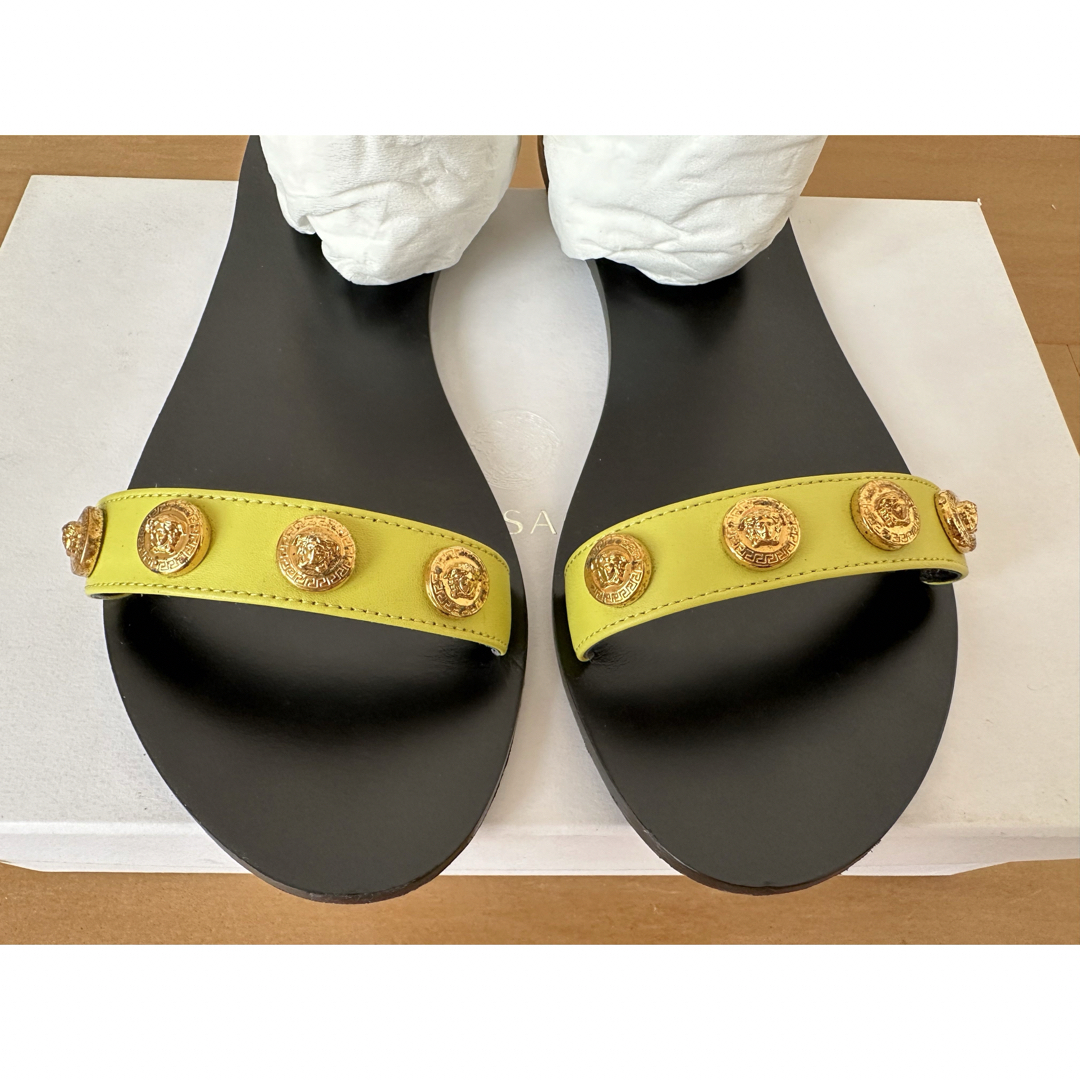 VERSACE - Versace ゴールドメダル付き黄色サンダル ヘビ革 VERSACE - Versace ゴールドメダル付き黄色サンダル ヘビ革