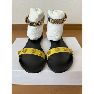 ヴェルサーチ(VERSACE)のVersaceゴールドメダル付き黄色サンダル/ヘビ革・牛革/サイズ37.5(サンダル)