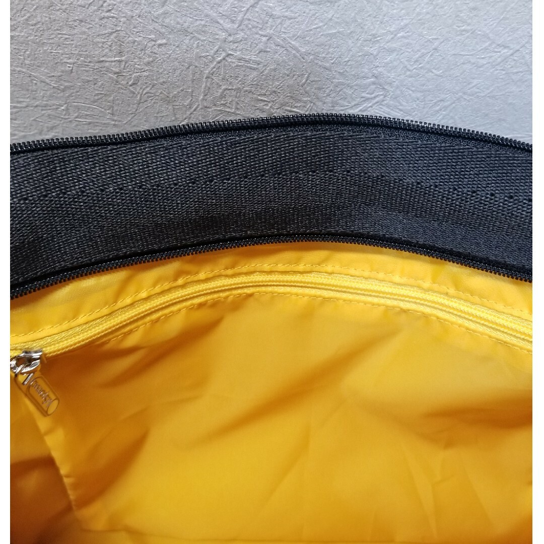 LeSportsac(レスポートサック)のLeSportsac レスポートサック　   パイソン柄　　ショルダーバック レディースのバッグ(ショルダーバッグ)の商品写真