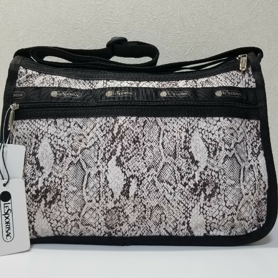 LeSportsac(レスポートサック)のLeSportsac レスポートサック　   パイソン柄　　ショルダーバック レディースのバッグ(ショルダーバッグ)の商品写真