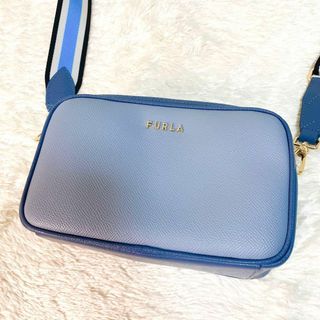 フルラ(Furla)の【未使用級】　フルラ　ショルダーバッグ　カメラバッグ　レザー　ブルー　ジプロック(ショルダーバッグ)