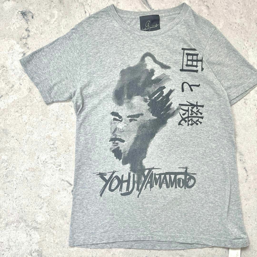 Yohji Yamamoto(ヨウジヤマモト)の【ヨウジヤマモト】サイズ2 ブランドロゴ 漢字 kanji Tシャツ グレー メンズのトップス(Tシャツ/カットソー(半袖/袖なし))の商品写真