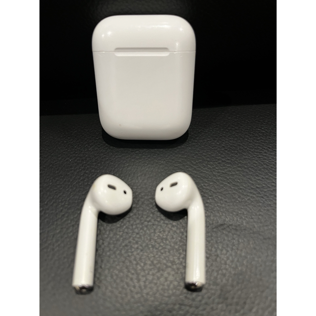 Apple(アップル)のAir pods エアーポッツ 第一世代 スマホ/家電/カメラのスマホアクセサリー(ストラップ/イヤホンジャック)の商品写真