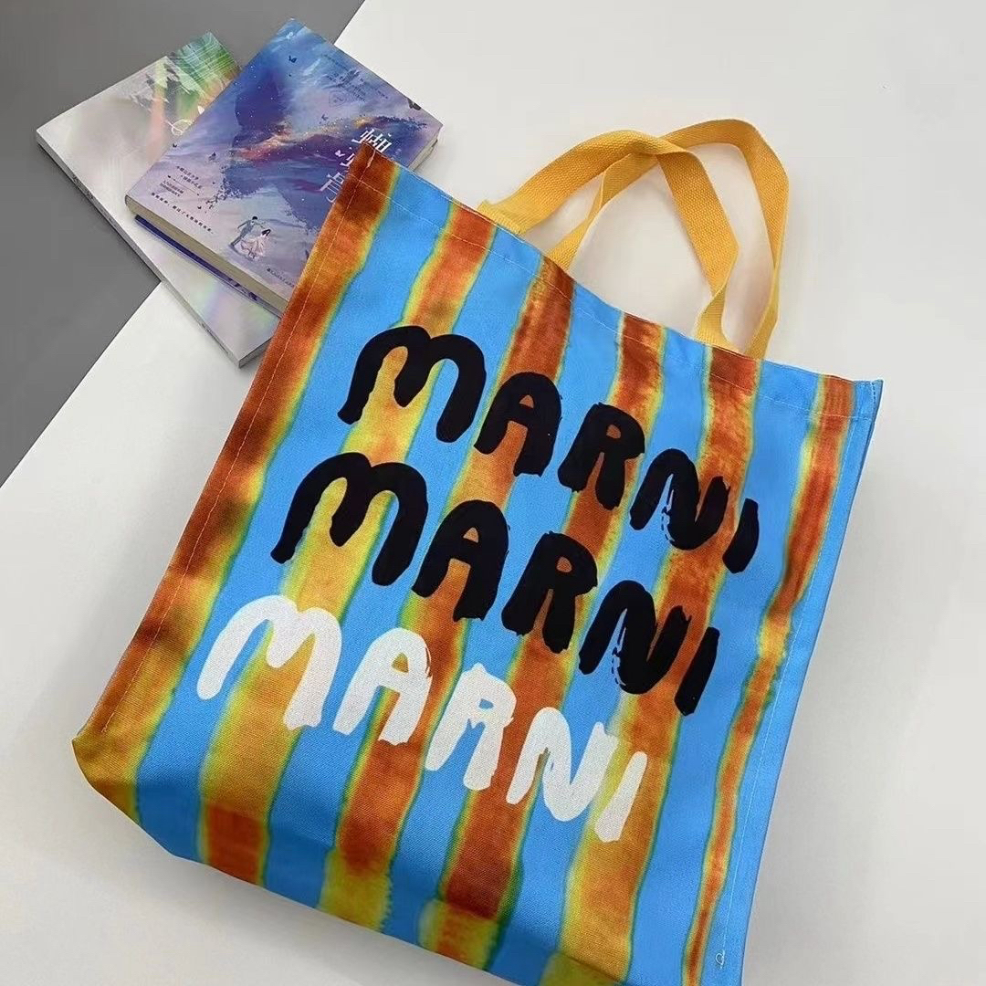 Marni(マルニ)のMARNI ノベルティトートバッグ 上海 JC Plazaオープン記念限定品　 レディースのバッグ(トートバッグ)の商品写真