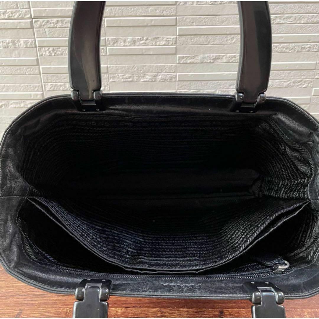 PRADA(プラダ)のプラダ レザー ハンド トート バッグ プラスチックハンドル ブラック レディースのバッグ(ハンドバッグ)の商品写真