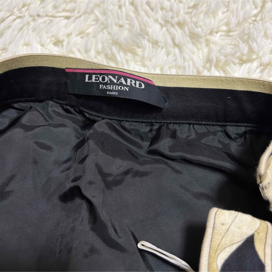 LEONARD(レオナール)の美品✨レオナール　ひざ丈スカート　総柄　ブラック　花柄　70 大きいサイズ レディースのスカート(ひざ丈スカート)の商品写真