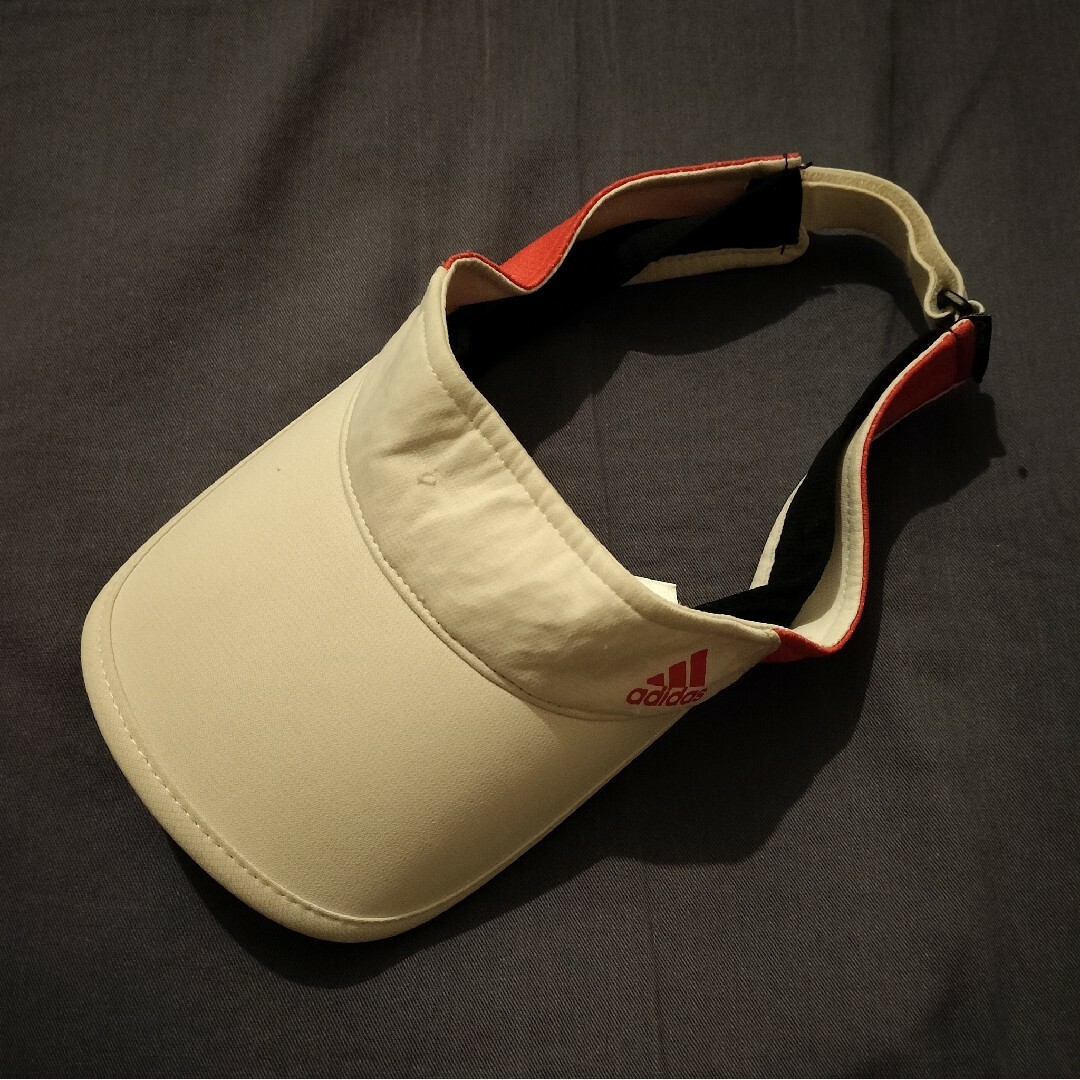 adidas(アディダス)のアディダス　サンバイザー　白とピンク　adidas  ゴルフ テニス レディースの帽子(その他)の商品写真
