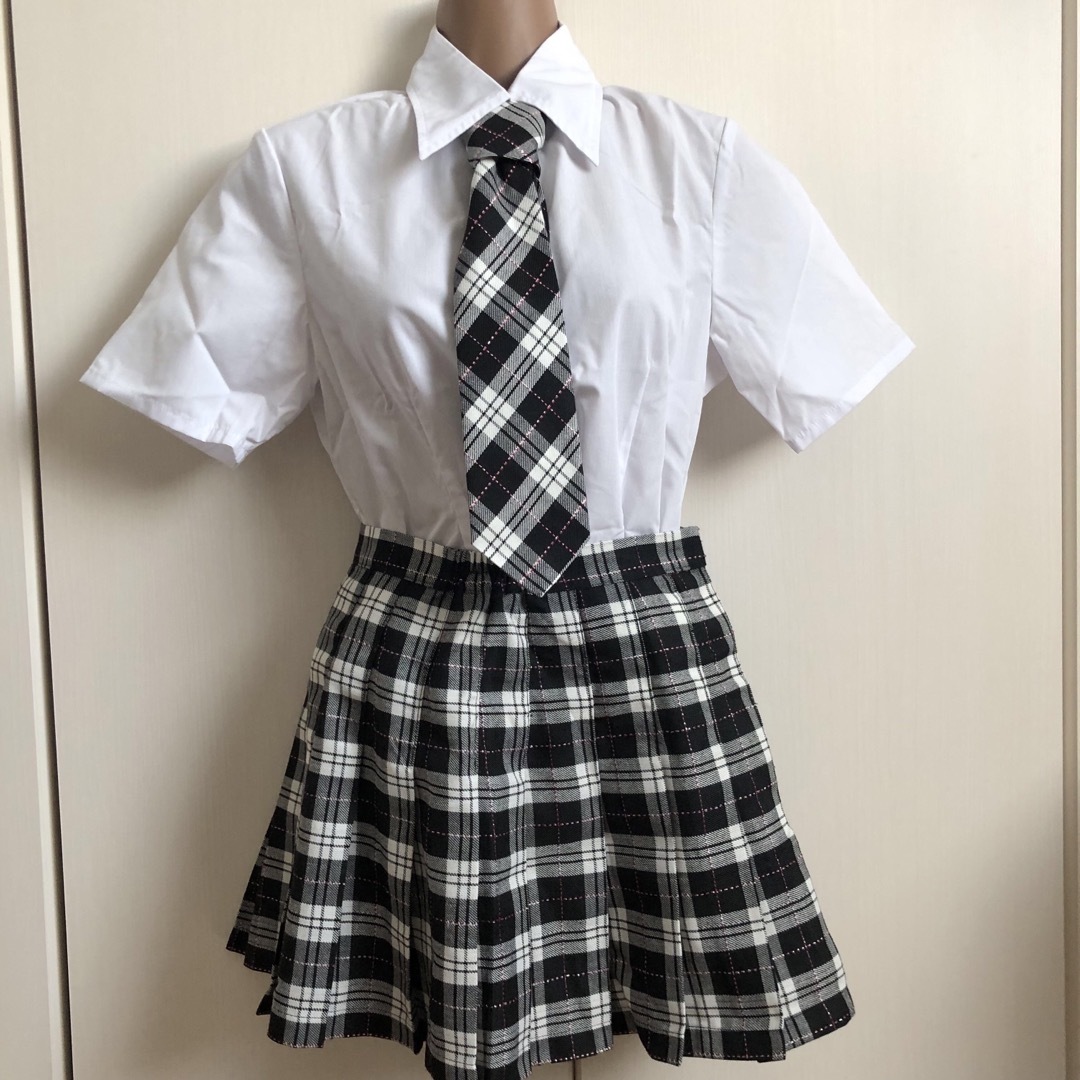 BODYLINE(ボディライン)の美品☆ボディライン☆学生服風セットアップ☆スカート☆ブラウス☆ネクタイ☆制服風 エンタメ/ホビーのコスプレ(衣装一式)の商品写真