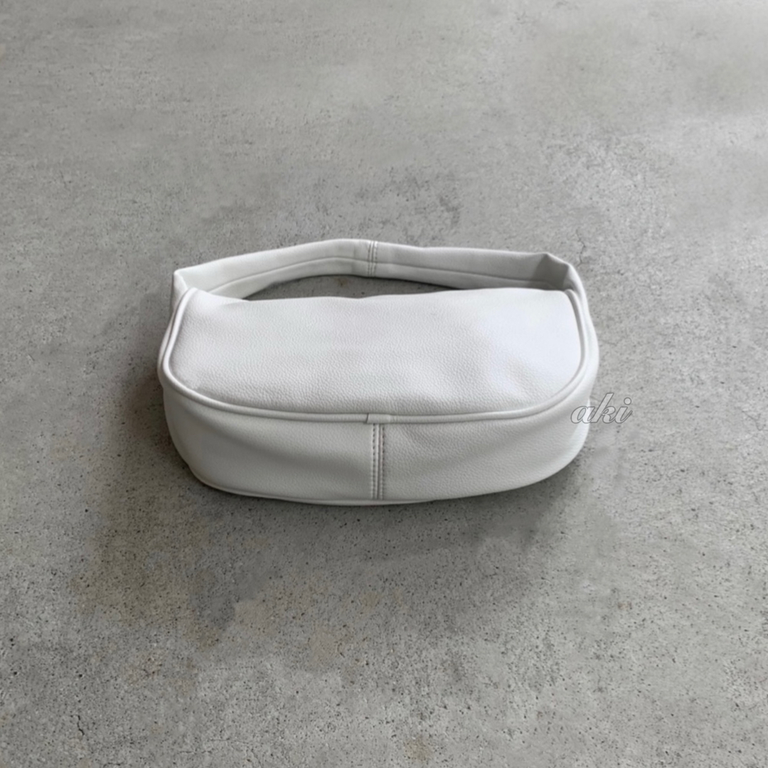 ワンハンドル ムーン バッグ ホワイト 白 お出かけ シンプル 無地 ソフト レディースのバッグ(ハンドバッグ)の商品写真