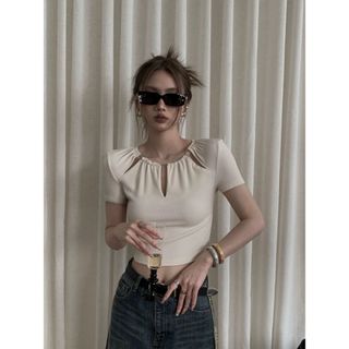 ザラ(ZARA)のスリットチェーントップス ベージュ(Tシャツ(半袖/袖なし))