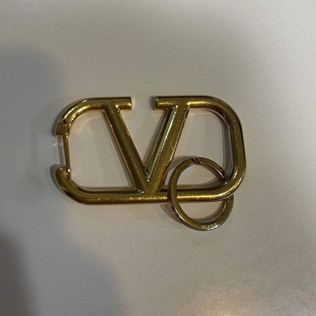 VALENTINO(ヴァレンティノ)のVALENTINO キーリング カラビナ ゴールド メンズのファッション小物(キーホルダー)の商品写真