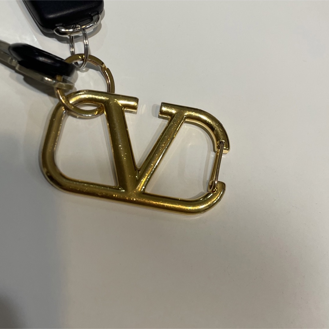 VALENTINO(ヴァレンティノ)のVALENTINO キーリング カラビナ ゴールド メンズのファッション小物(キーホルダー)の商品写真