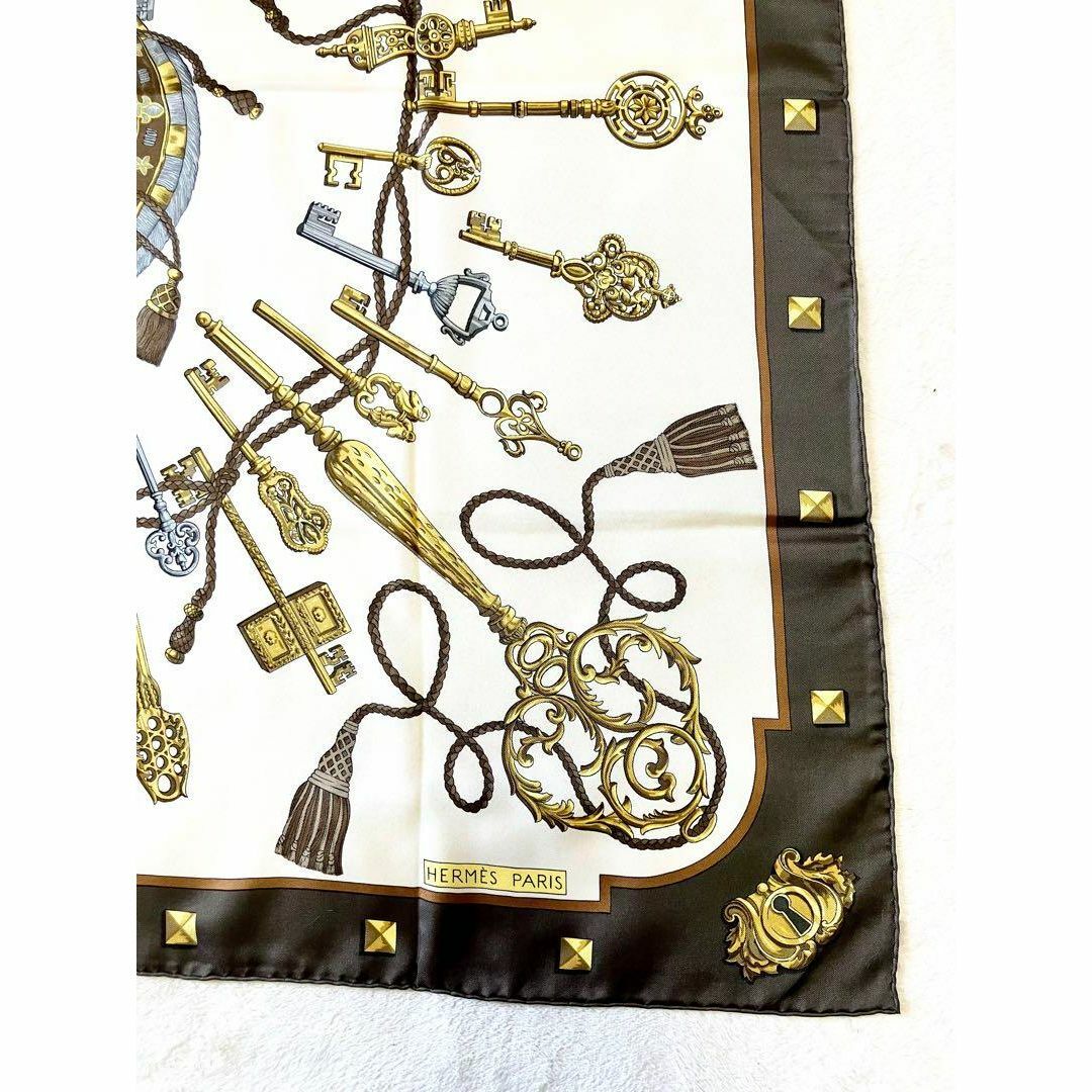 Hermes(エルメス)のHERMES エルメス　[鍵柄] カレ90 シルク100% 大判　スカーフ レディースのファッション小物(バンダナ/スカーフ)の商品写真