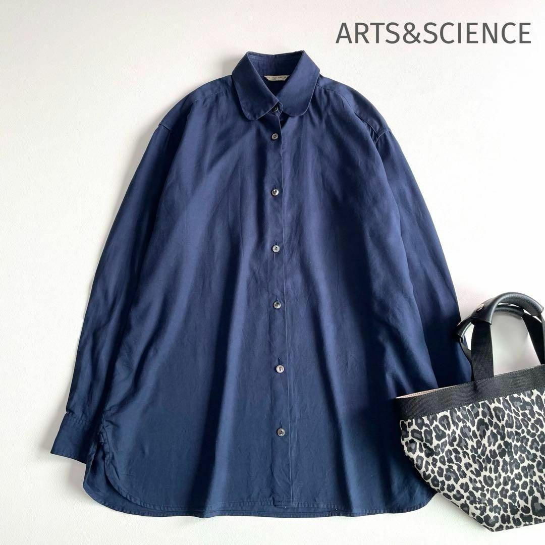 ARTS&SCIENCE(アーツアンドサイエンス)のARTS&SCIENCE 丸襟 コットン シャツ ブラウス ネイビー レディースのトップス(シャツ/ブラウス(長袖/七分))の商品写真