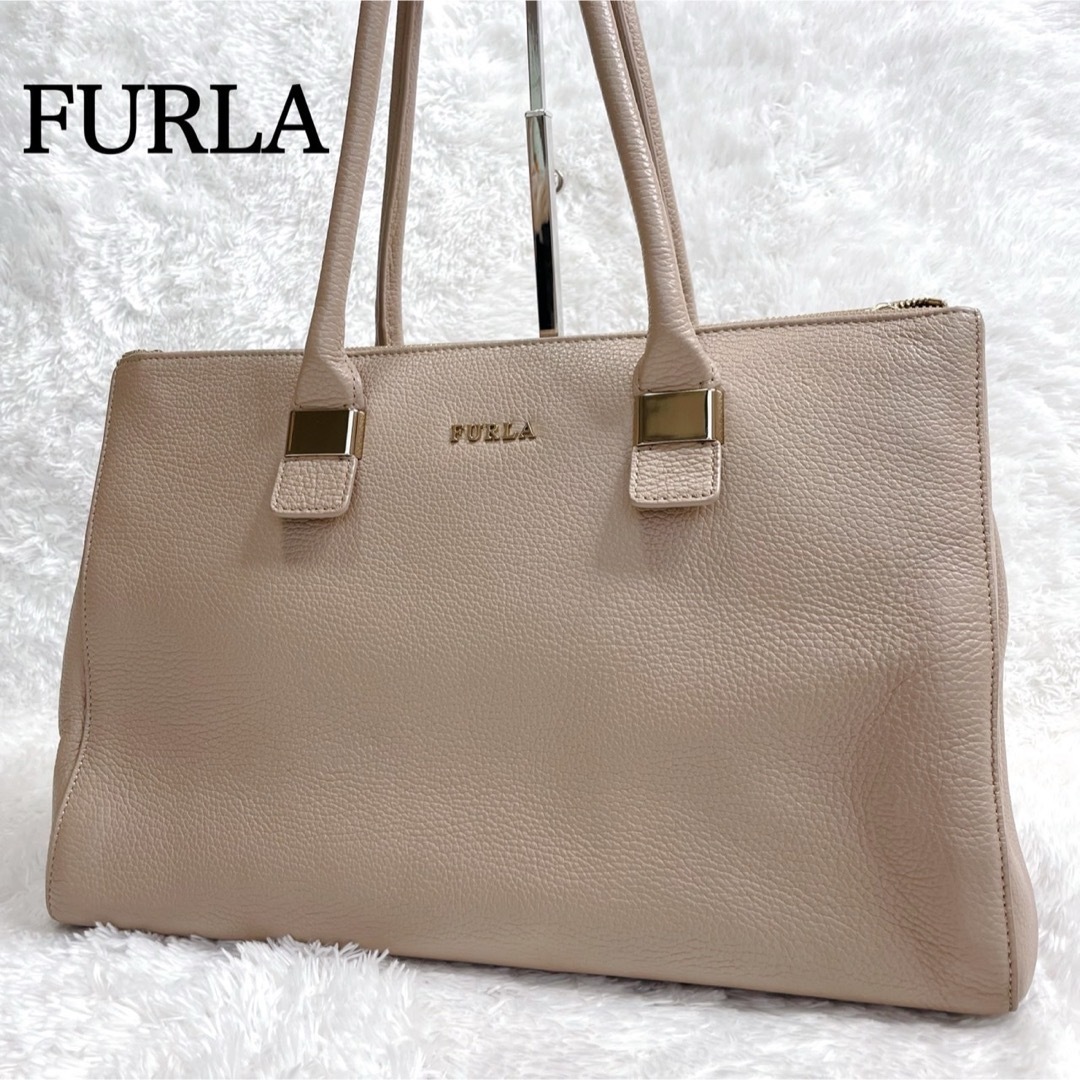 Furla(フルラ)の美品　フルラ　トートバッグ　アメリア　A4可　肩掛け可　シボ革レザー　グレージュ レディースのバッグ(トートバッグ)の商品写真