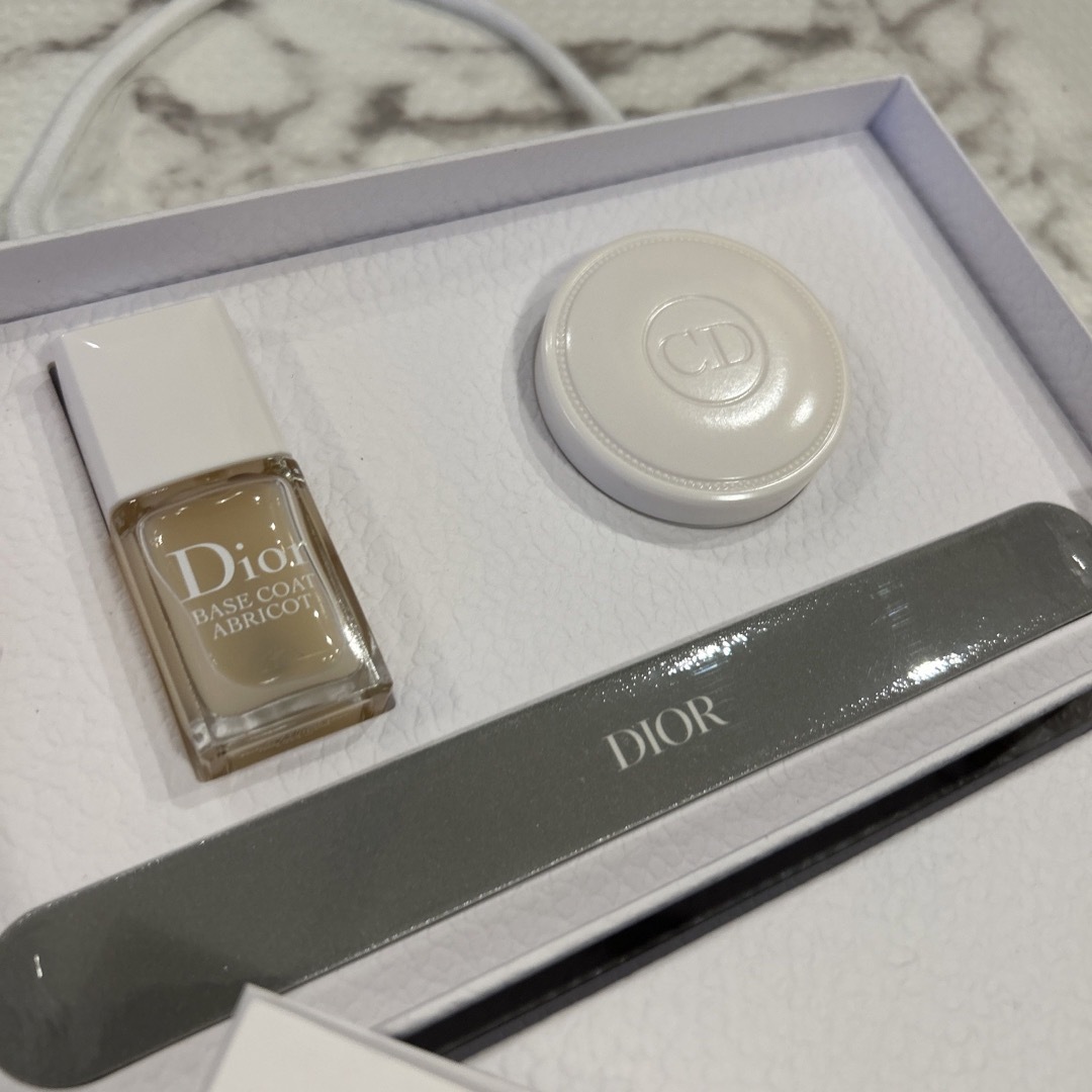 Dior(ディオール)のDIOR ディオール　ネイルセット　非売品 コスメ/美容のメイク道具/ケアグッズ(ブラシ・チップ)の商品写真