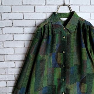 ヴィンテージ(VINTAGE)の柄シャツ☆ポリシャツ　長袖　レトロボタン　金ボタン　幾何学　モザイク　総柄　緑系(シャツ/ブラウス(長袖/七分))