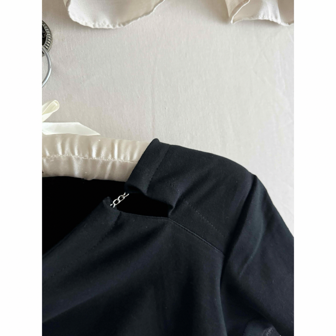 H&M(エイチアンドエム)のスリットチェーントップス ブラック レディースのトップス(Tシャツ(半袖/袖なし))の商品写真