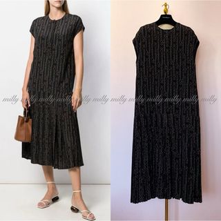 Salvatore Ferragamo(ワンピース ・ ブラック/黒色系)のフリマ Salvatore Ferragamo(ワンピース ・ ブラック/黒色系)のフリマ
