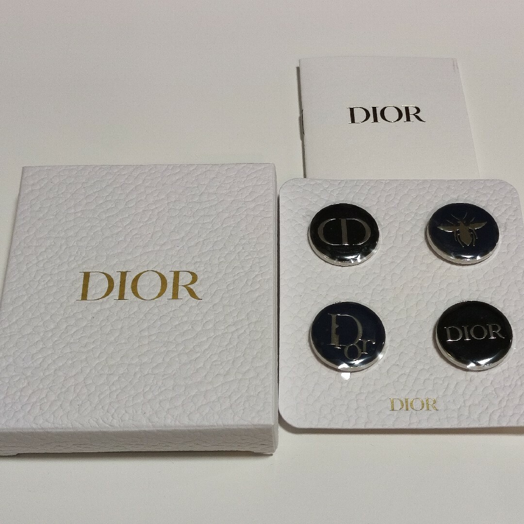 Dior(ディオール)のDior ピンバッジ ノベルティ 非売品 ディオール エンタメ/ホビーのコレクション(ノベルティグッズ)の商品写真