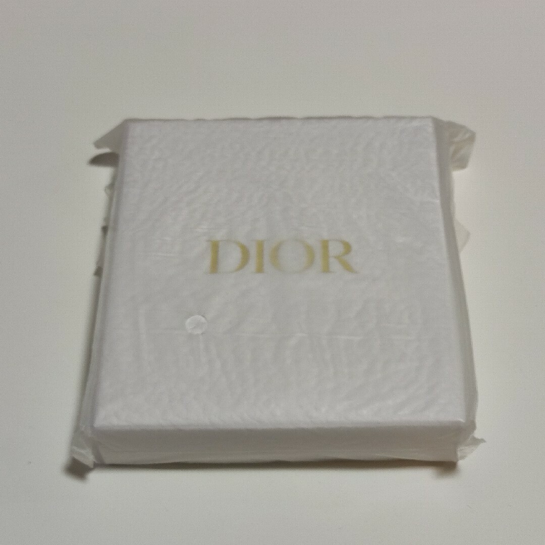 Dior(ディオール)のDior ピンバッジ ノベルティ 非売品 ディオール エンタメ/ホビーのコレクション(ノベルティグッズ)の商品写真