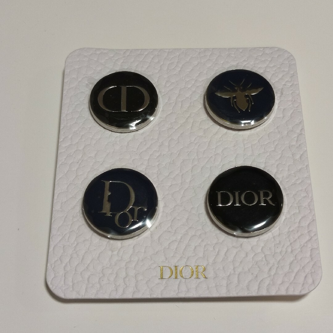 Dior(ディオール)のDior ピンバッジ ノベルティ 非売品 ディオール エンタメ/ホビーのコレクション(ノベルティグッズ)の商品写真