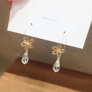 新品未使用！お花 フープ ゴールド ピアス(ピアス)