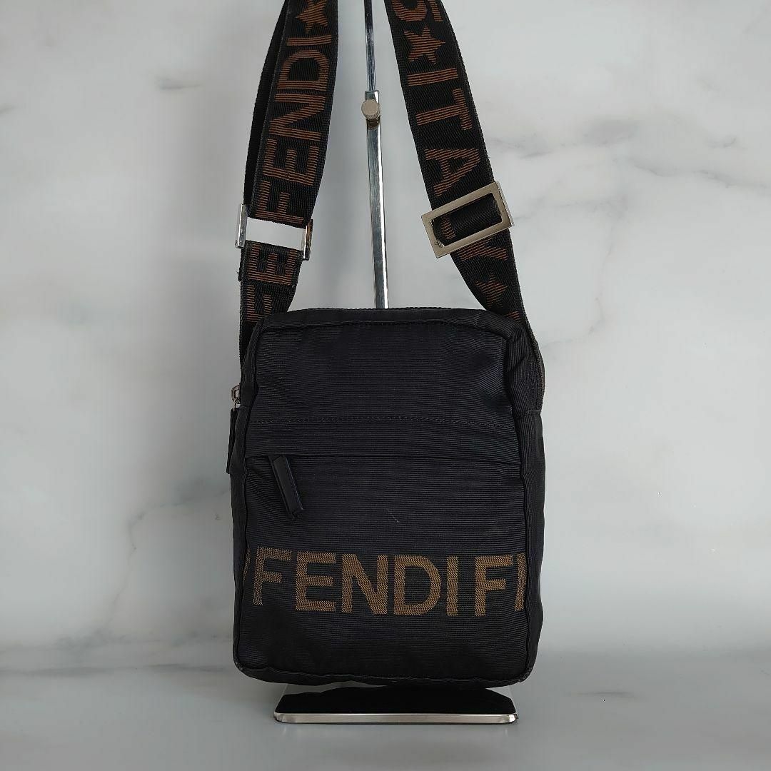 FENDI(フェンディ)のFENDI フェンディ ショルダーバッグ ナイロン ロゴ 黒 レディースのバッグ(ショルダーバッグ)の商品写真