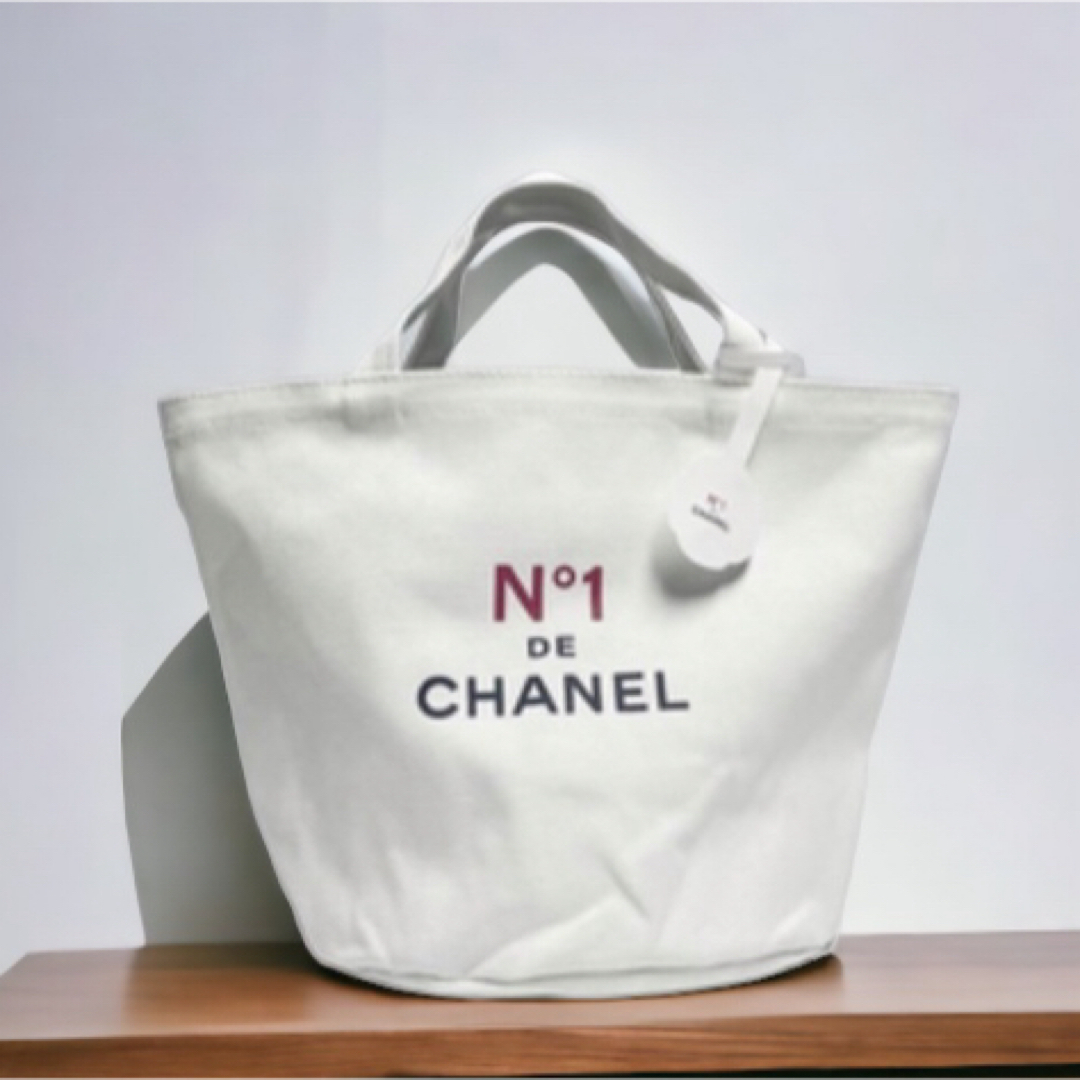 CHANEL(シャネル)のCHANEL ノベルティ N°1 トートバッグ　未使用　白　ホワイト レディースのバッグ(トートバッグ)の商品写真