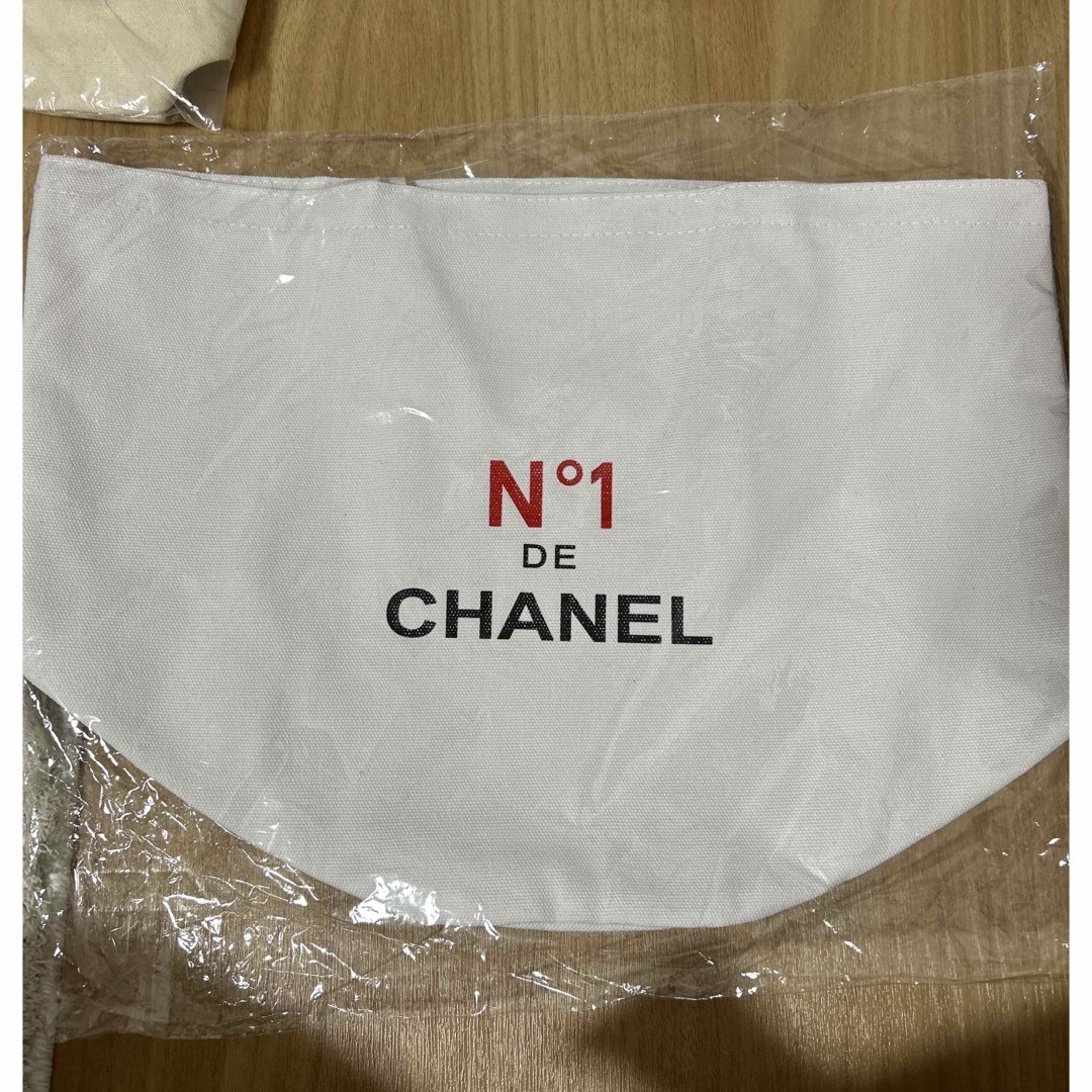 CHANEL(シャネル)のCHANEL ノベルティ N°1 トートバッグ　未使用　白　ホワイト レディースのバッグ(トートバッグ)の商品写真