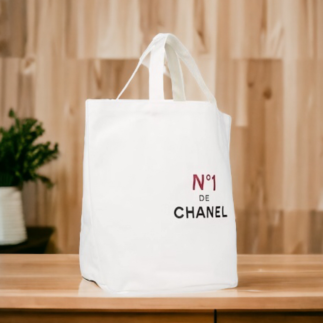 CHANEL(シャネル)のCHANEL ノベルティ N°1 トートバッグ　未使用　白　ホワイト レディースのバッグ(トートバッグ)の商品写真