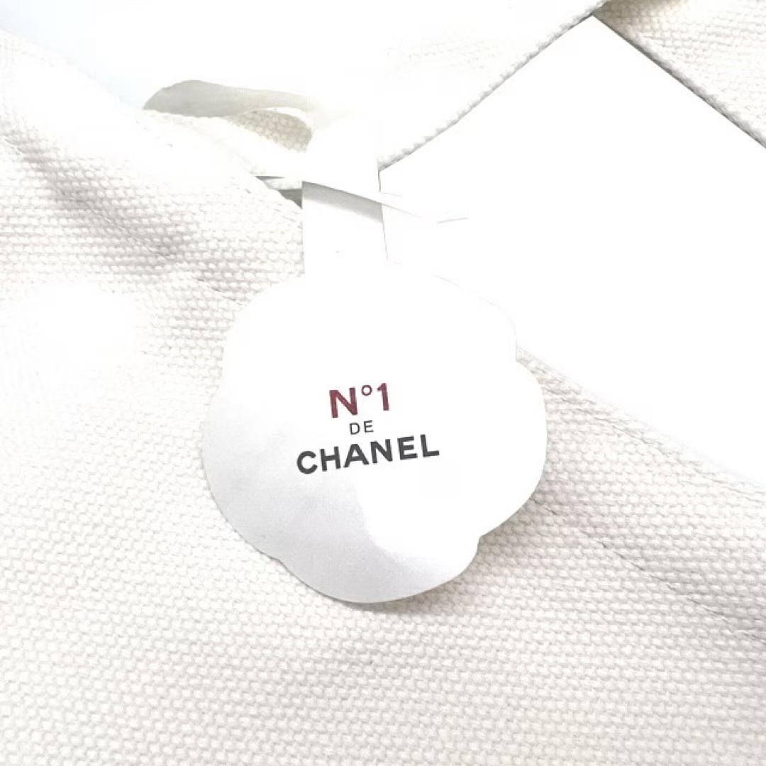 CHANEL(シャネル)のCHANEL ノベルティ N°1 トートバッグ　未使用　白　ホワイト レディースのバッグ(トートバッグ)の商品写真